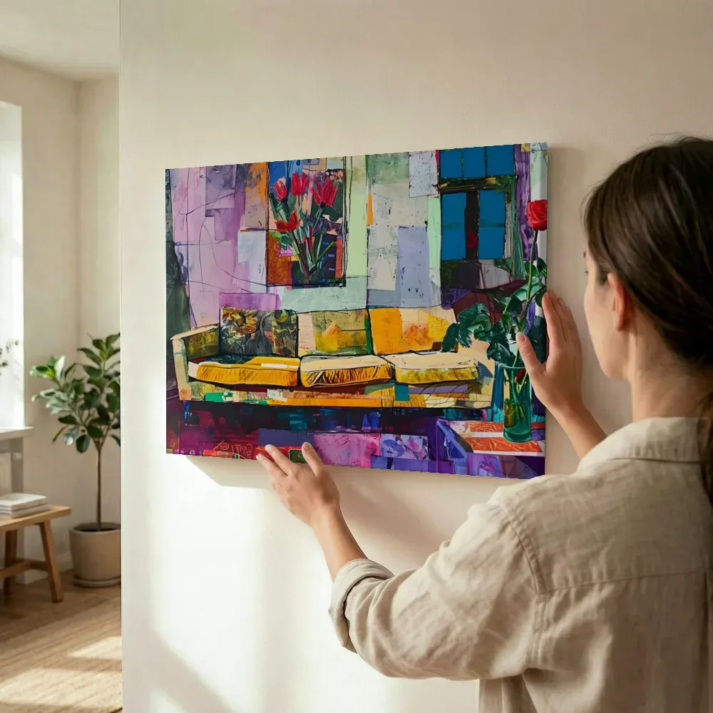 Sfeerimpressie: Abstracte woonkamer collage terwijl het wordt opgehangen