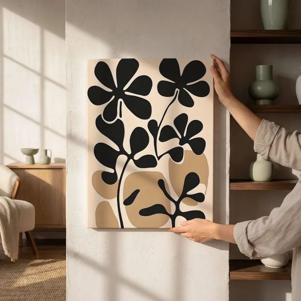 Sfeerimpressie: Abstracte zwarte bloemsilhouetten naast de kast