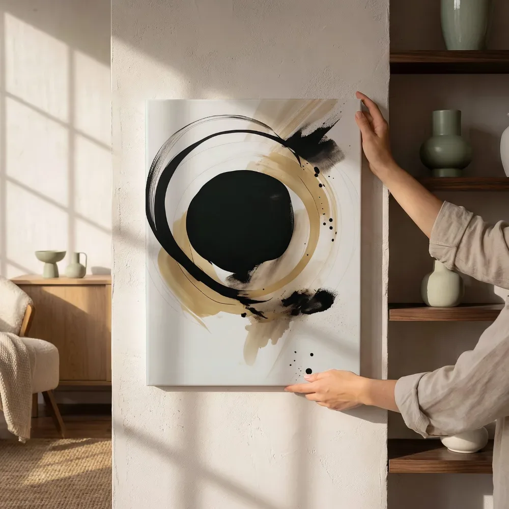 Sfeerimpressie: Abstracte zwarte cirkel compositie in beige naast de kast