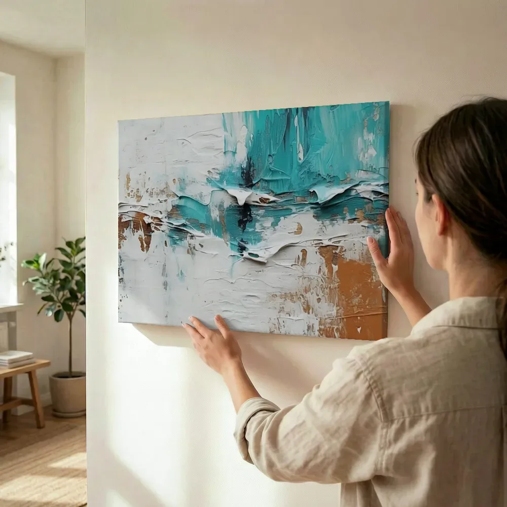 Sfeerimpressie: Afbladderende verfstructuur in wit en turquoise terwijl het wordt opgehangen