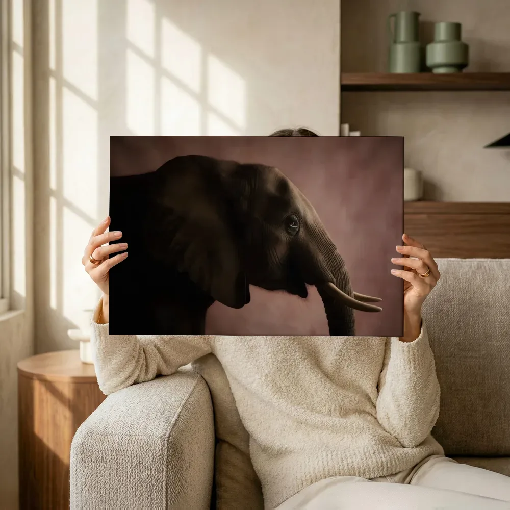 Sfeerimpressie: Afrikaanse Olifant en profil in oudroze terwijl het omhoog wordt gehouden
