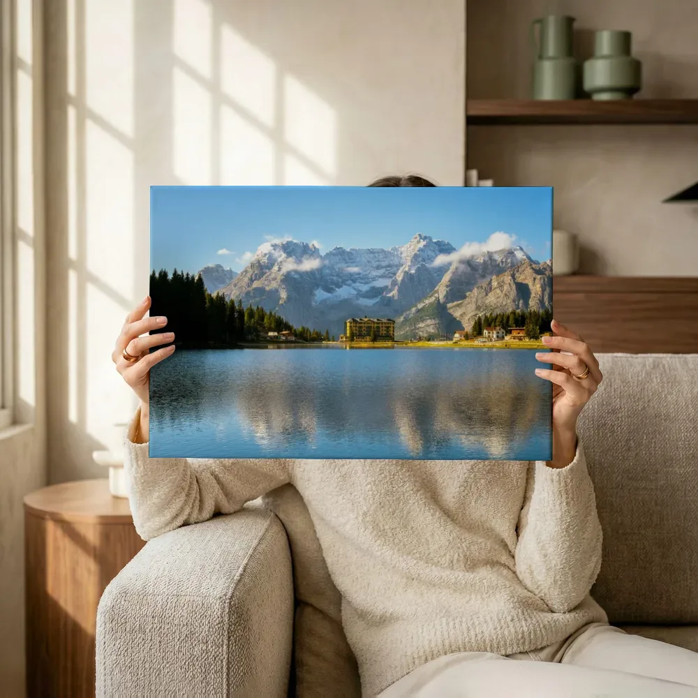 Sfeerimpressie: Alpenmeer met spiegelend bergpanorama terwijl het omhoog wordt gehouden