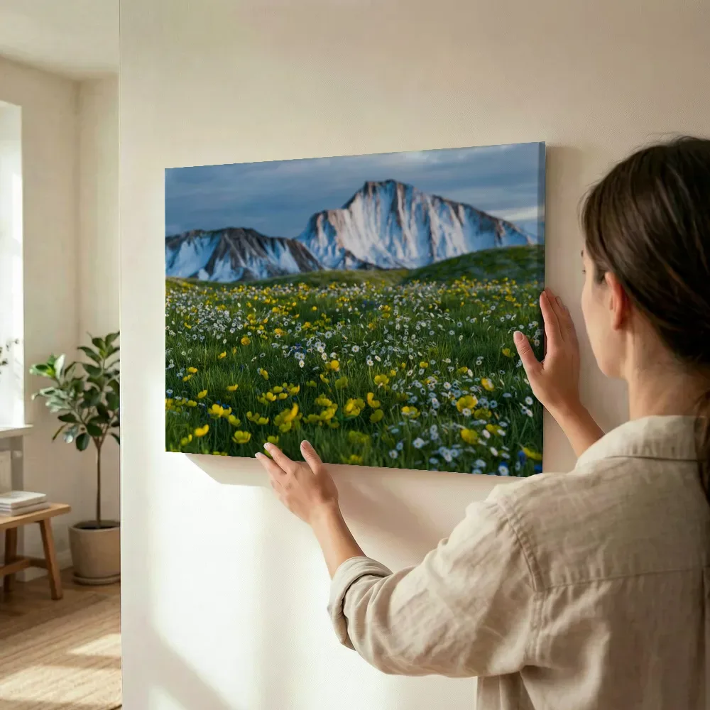Sfeerimpressie: Alpenweide met madeliefjes en boterbloemen terwijl het wordt opgehangen