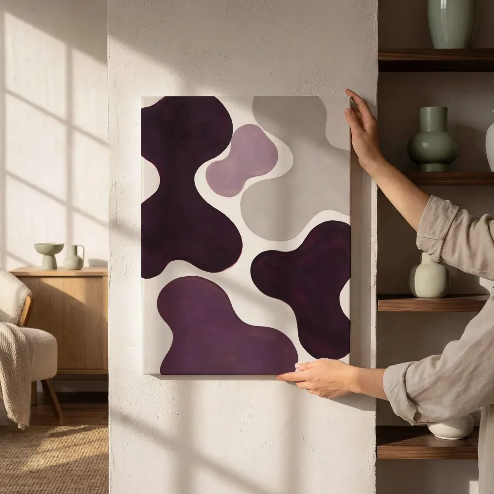 Sfeerimpressie: Amoebevlekken Organic Geometry in aubergine 2 naast de kast