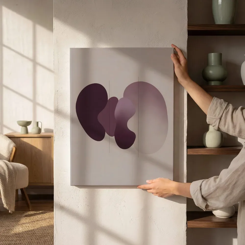 Sfeerimpressie: Amoebevlekken Organic Geometry in aubergine naast de kast