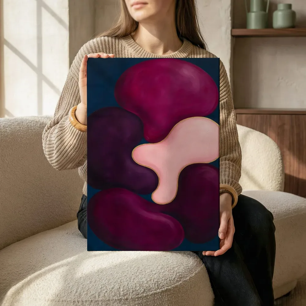 Sfeerimpressie: Amoebevlekken Organic Geometry in magenta terwijl het zittend wordt getoond