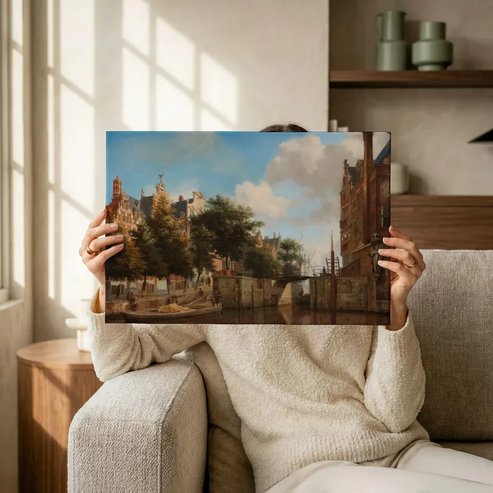 Sfeerimpressie: Gezicht op Amsterdam met huizen aan de Herengracht en de oude Haarlemmersluis van Jan van der Heyden terwijl het omhoog wordt gehouden