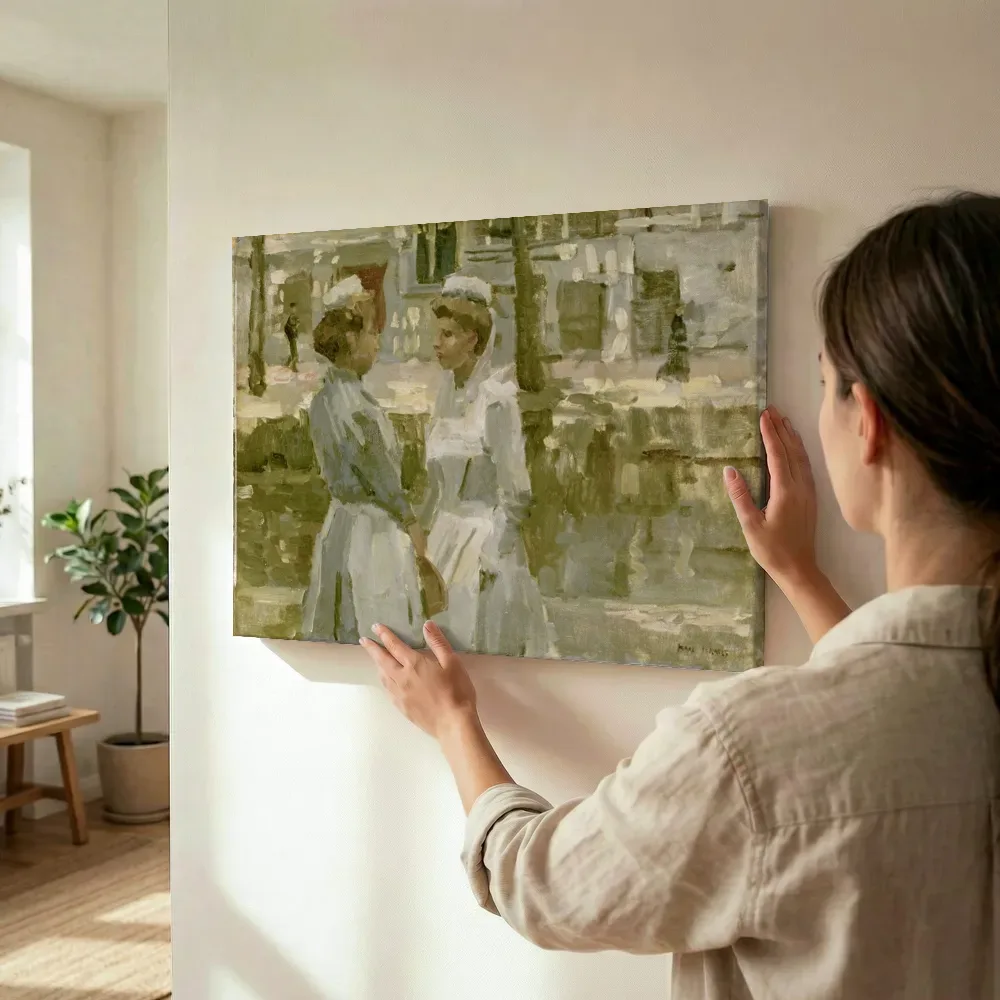 Sfeerimpressie: Amsterdam Household Maids van Isaac Israels terwijl het wordt opgehangen