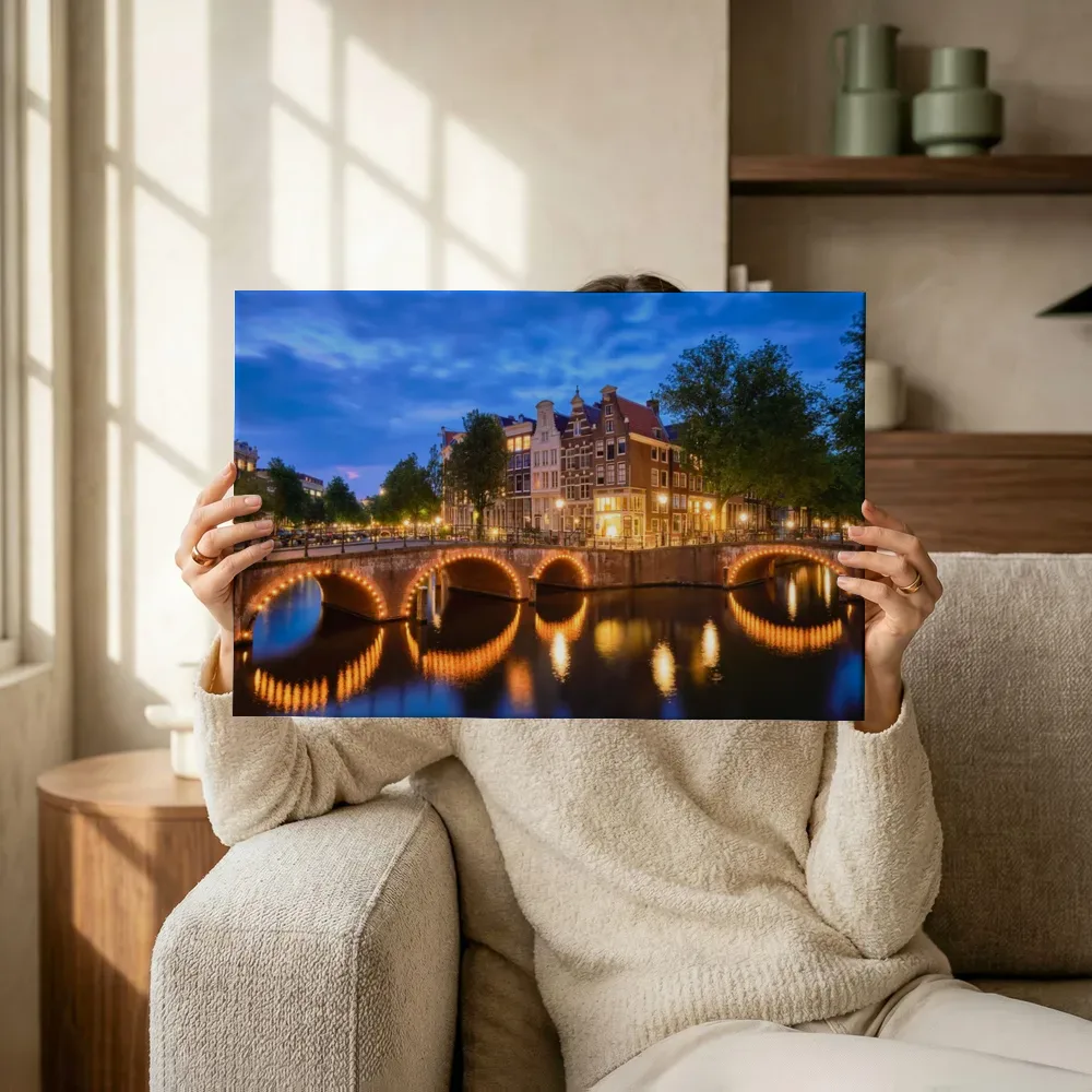 Sfeerimpressie: Amsterdamse grachten bij avond terwijl het omhoog wordt gehouden