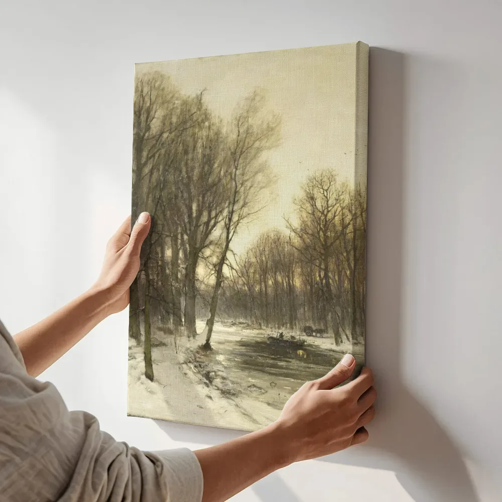Sfeerimpressie: Middaggezicht op een besneeuwd bos van Louis Apol terwijl het aan de muur wordt gehangen