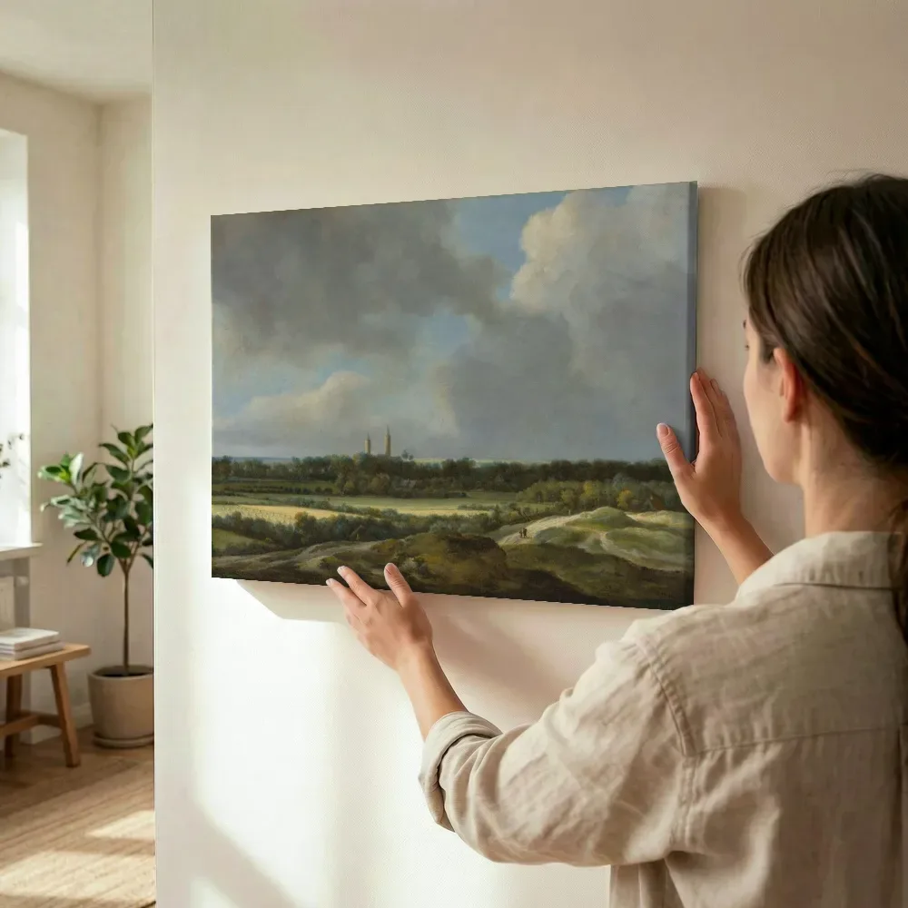 Sfeerimpressie: Een weids landschap met korenvelden, met Heemstede in de verte van Jacob van Ruisdael terwijl het wordt opgehangen