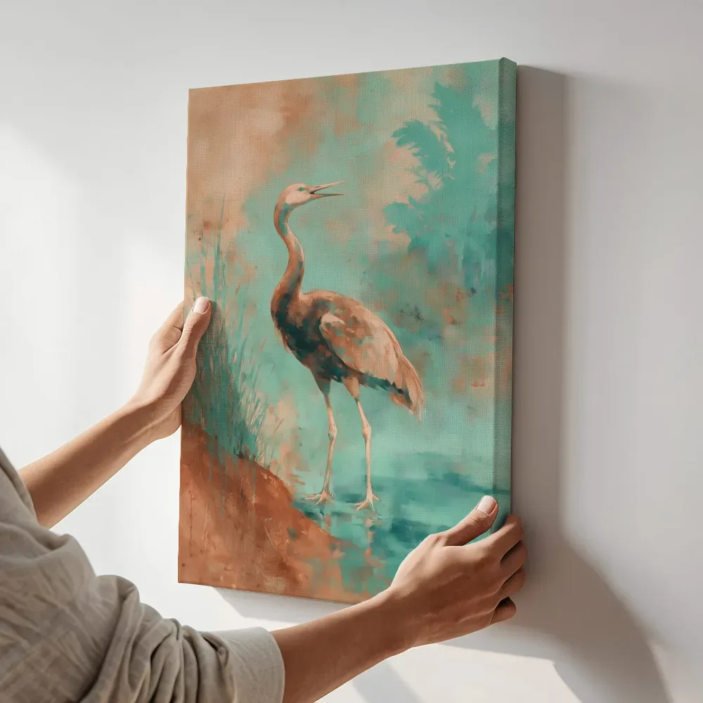 Sfeerimpressie: Kraanvogel in terracotta en turquoise met goud terwijl het aan de muur wordt gehangen