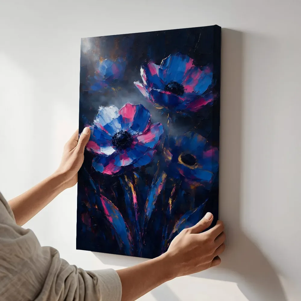 Sfeerimpressie: Anemoon van dichtbij in kobaltmagenta terwijl het aan de muur wordt gehangen