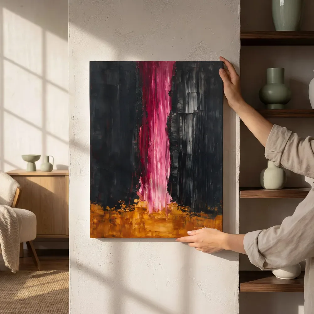 Sfeerimpressie: Antraciet en magenta met lichtspleet naast de kast