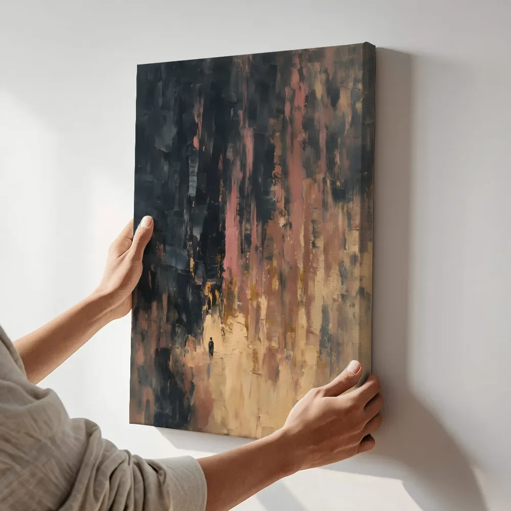 Sfeerimpressie: Antraciet en oud roze in verticale halen terwijl het aan de muur wordt gehangen