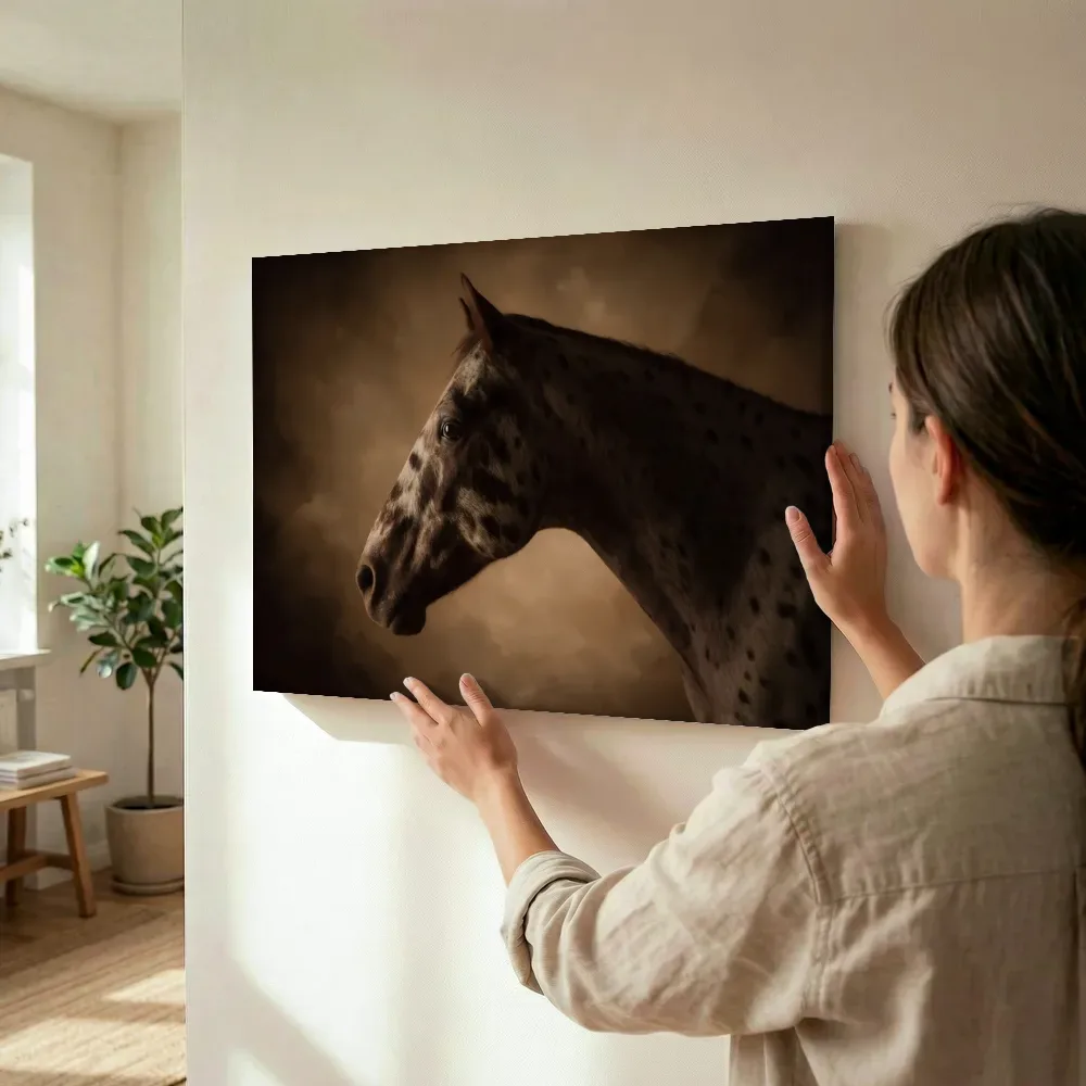 Sfeerimpressie: Appaloosa en profil in sepia terwijl het wordt opgehangen