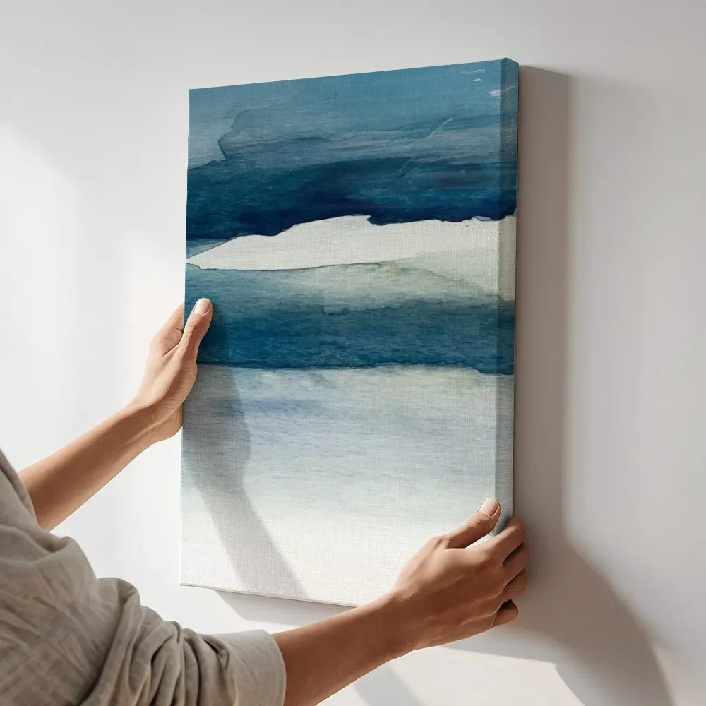 Sfeerimpressie: Aquarel blauwe golven met crème vlak terwijl het aan de muur wordt gehangen