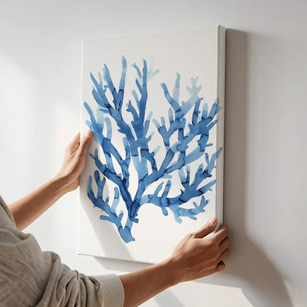 Sfeerimpressie: Blauwe koraaltak aquarel terwijl het aan de muur wordt gehangen