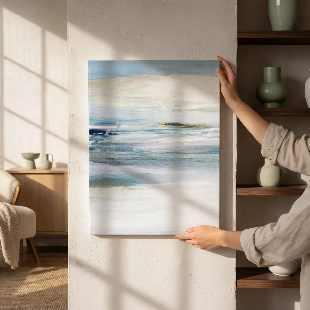 Sfeerimpressie: Aquarel crème horizon met navy accent naast de kast