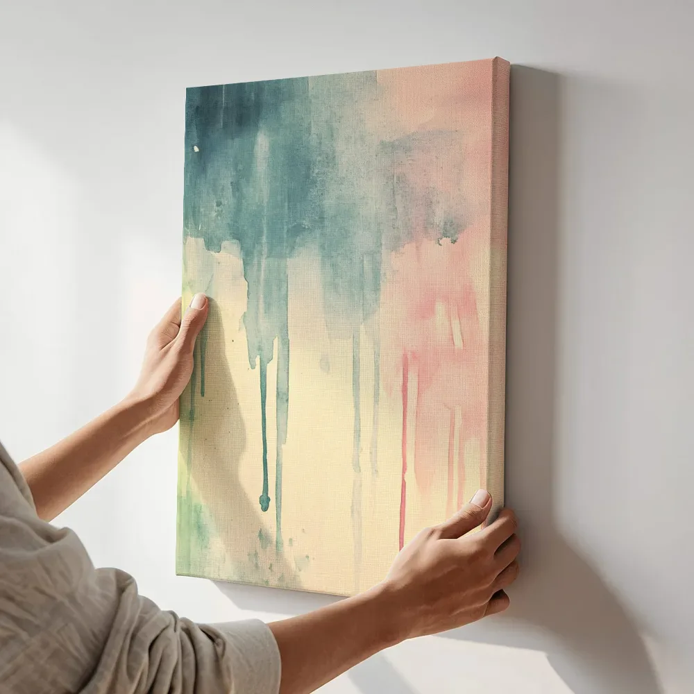 Sfeerimpressie: Aquarel druipverf terwijl het aan de muur wordt gehangen