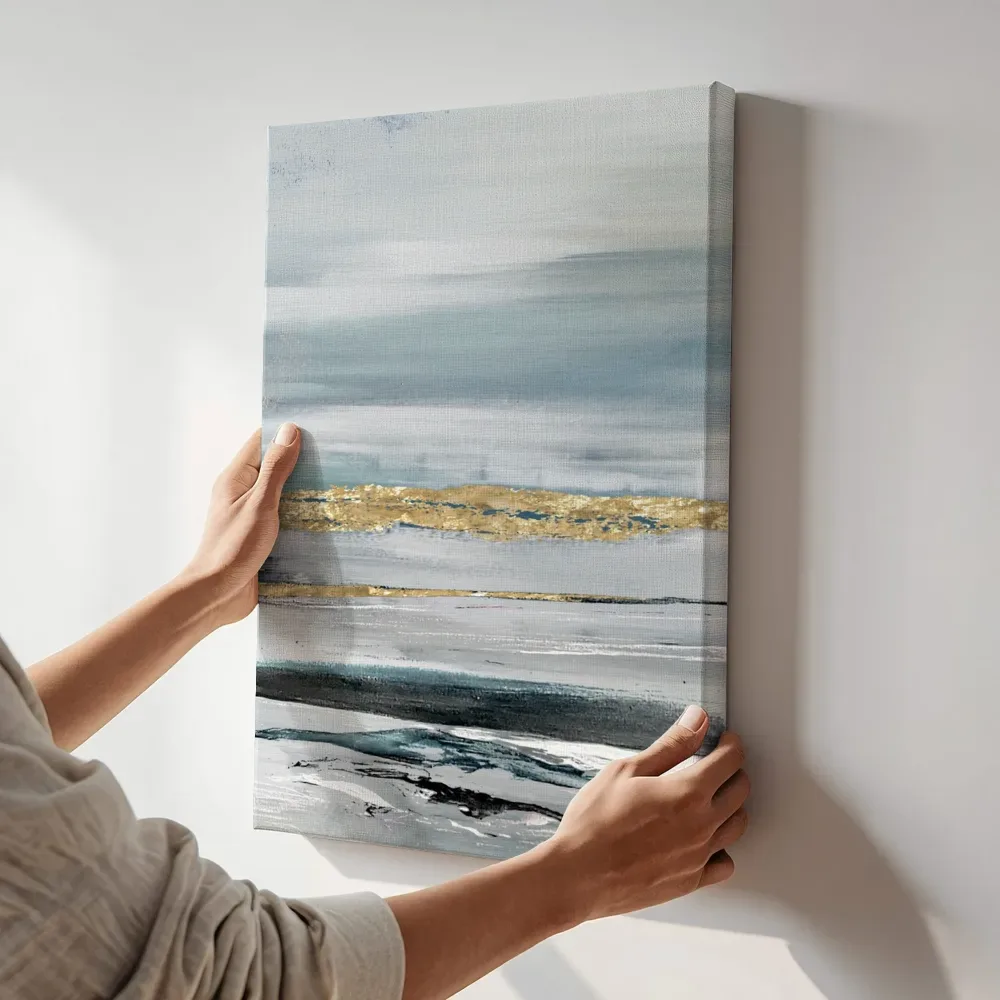 Sfeerimpressie: Aquarel gouden band in groenblauw terwijl het aan de muur wordt gehangen