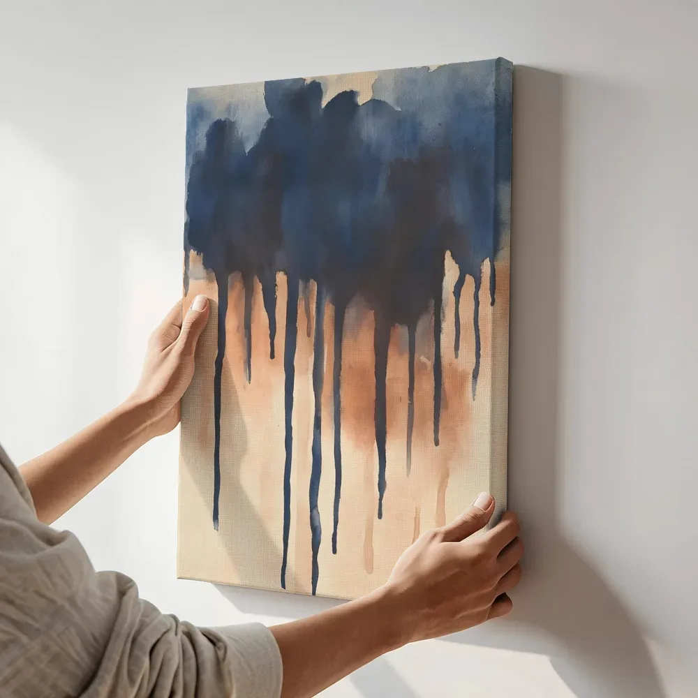 Sfeerimpressie: Aquarel marineblauw en terracotta terwijl het aan de muur wordt gehangen