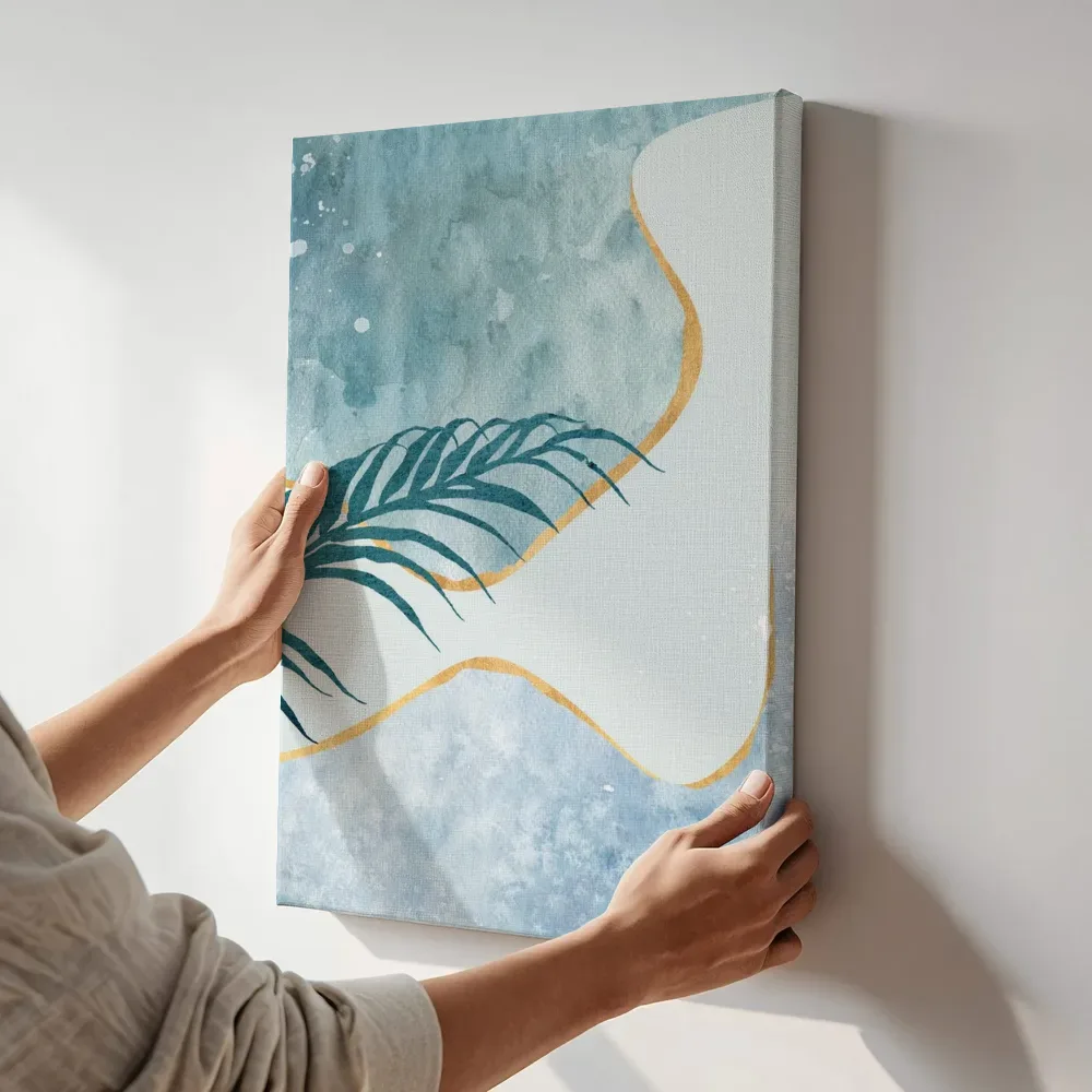 Sfeerimpressie: Aquarel palmblad in teal en goud terwijl het aan de muur wordt gehangen