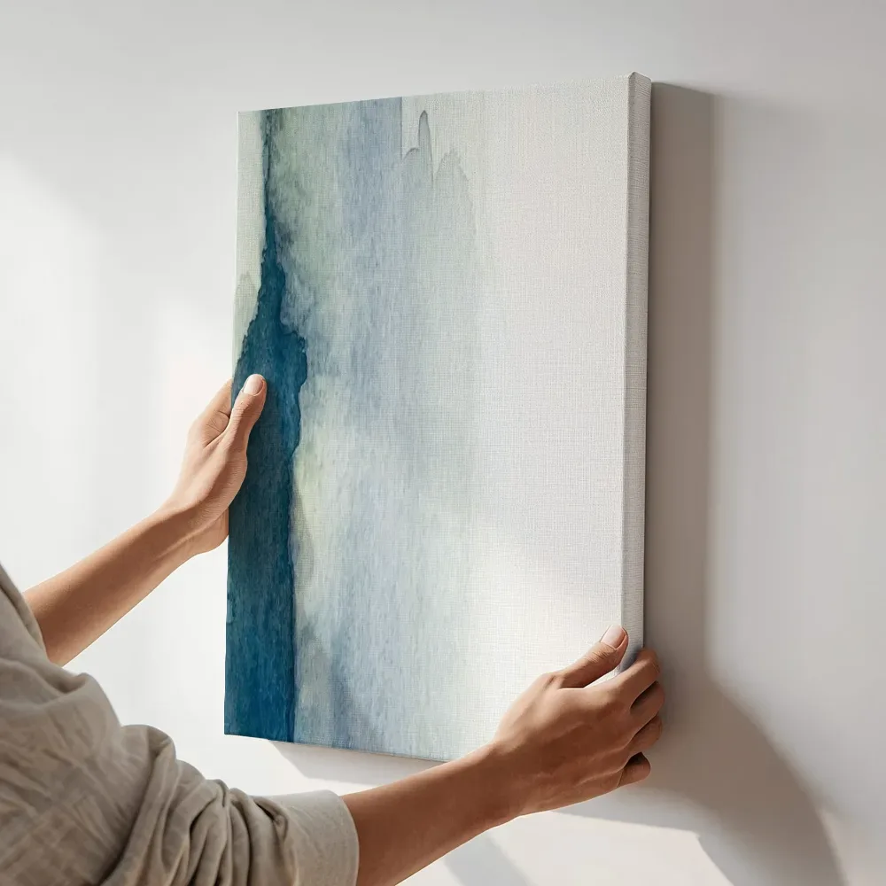 Sfeerimpressie: Aquarel verticale inktvlek in navy terwijl het aan de muur wordt gehangen