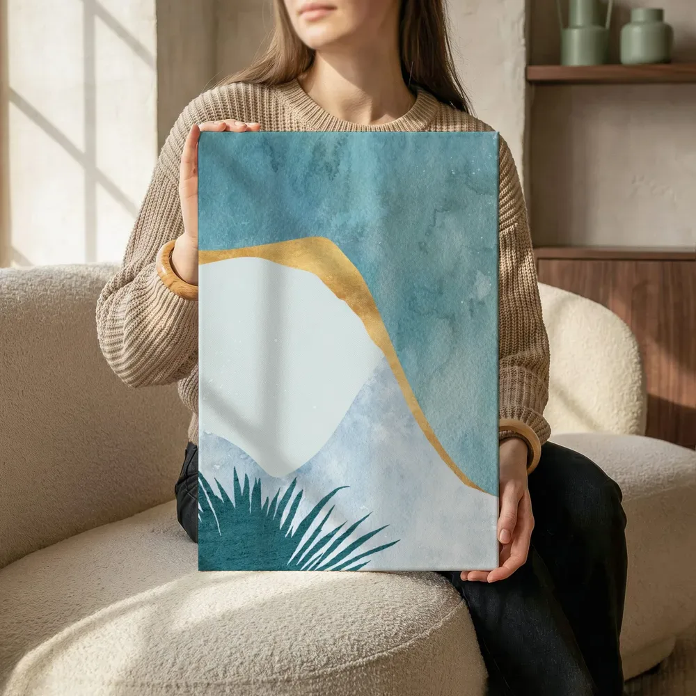 Sfeerimpressie: Aquarel vlak met goudrand in teal terwijl het zittend wordt getoond