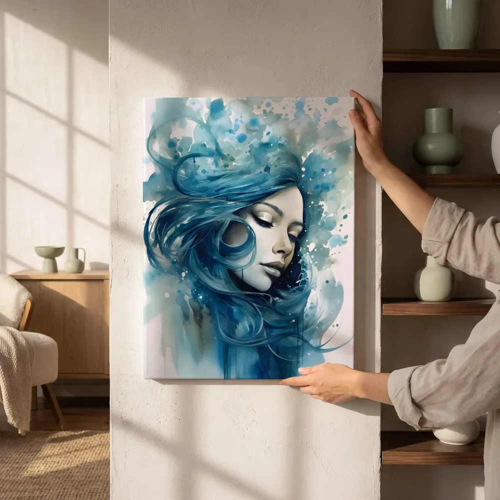 Sfeerimpressie: Aquarel vrouw in blauw naast de kast