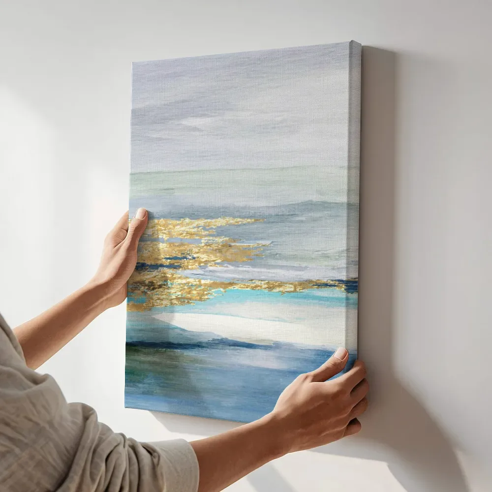 Sfeerimpressie: Aquarel zee in turquoise en goud terwijl het aan de muur wordt gehangen