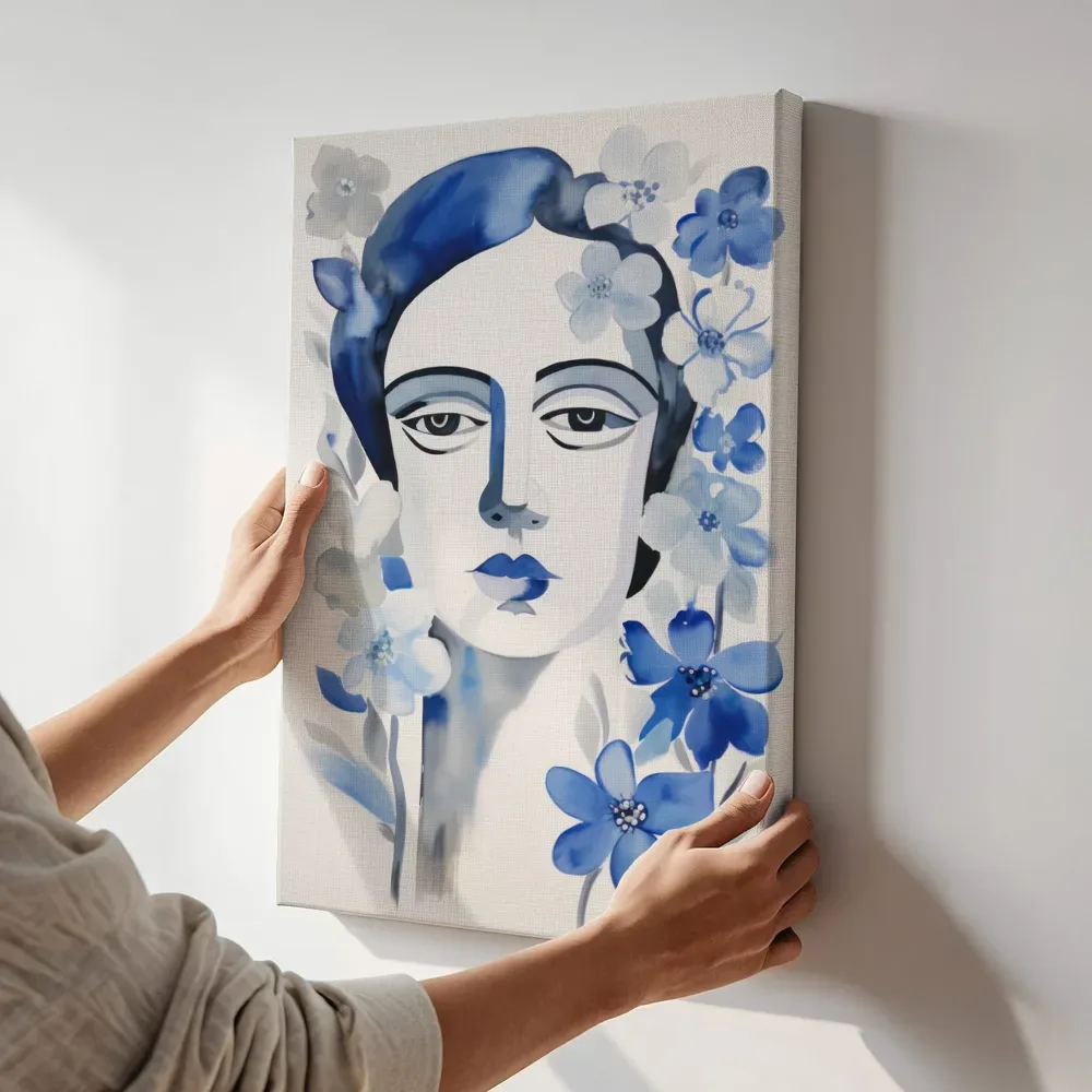Sfeerimpressie: Aquarelportret met blauwe bloemen terwijl het aan de muur wordt gehangen