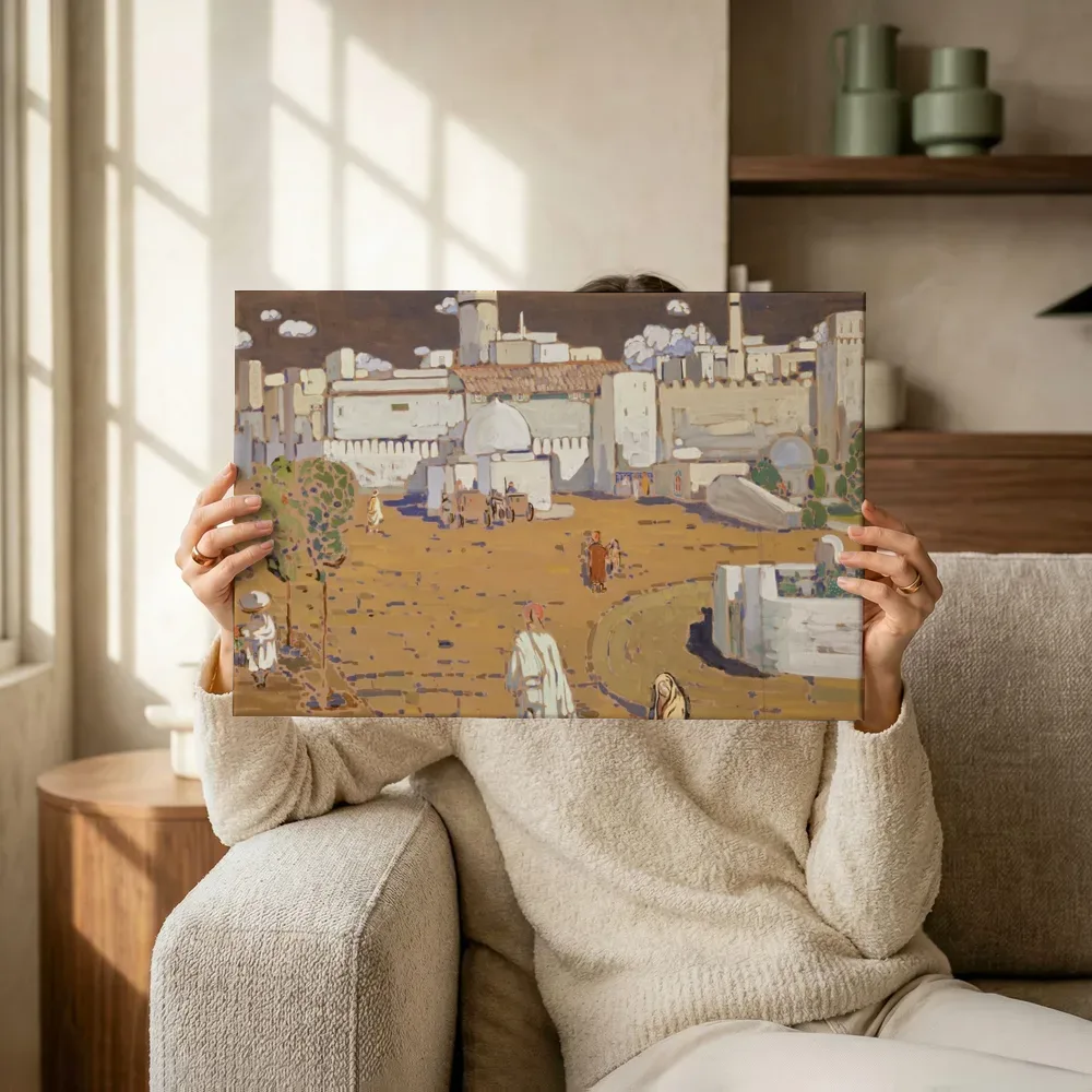 Sfeerimpressie: Arab City, 1905 van Wassily Kandinsky terwijl het omhoog wordt gehouden