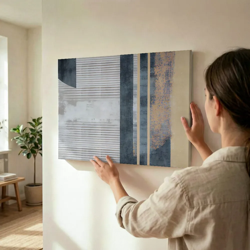 Sfeerimpressie: Art deco cirkelsegment in marineblauw en goud terwijl het wordt opgehangen