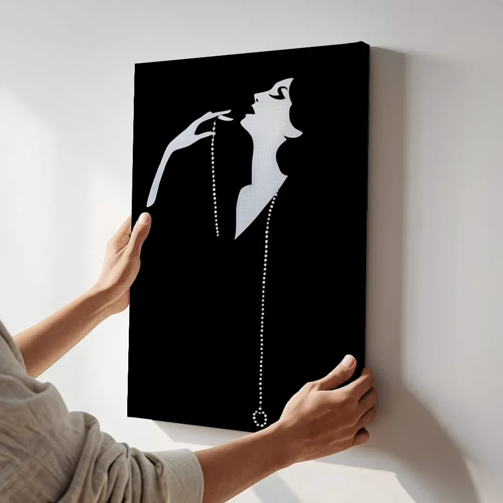 Sfeerimpressie: Art deco vrouw met parels terwijl het aan de muur wordt gehangen