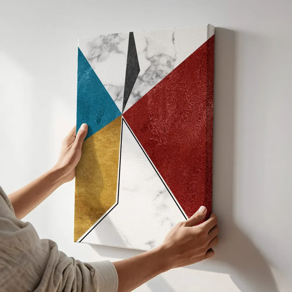 Sfeerimpressie: Art deco zonnestraal in rood en goud terwijl het aan de muur wordt gehangen