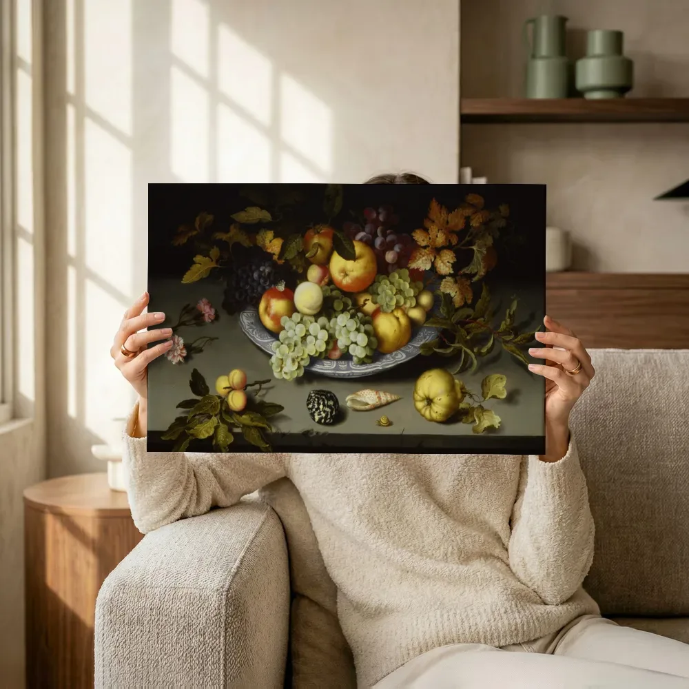 Sfeerimpressie: Stilleven met fruit op een kraakporseleinen schaal van Balthasar van der Ast terwijl het omhoog wordt gehouden