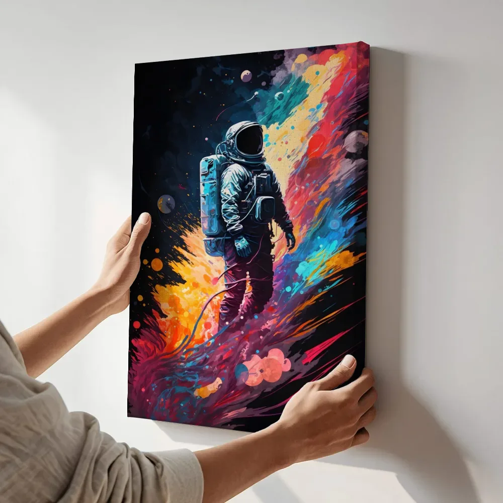 Sfeerimpressie: Astronaut in kosmische verfwolk terwijl het aan de muur wordt gehangen
