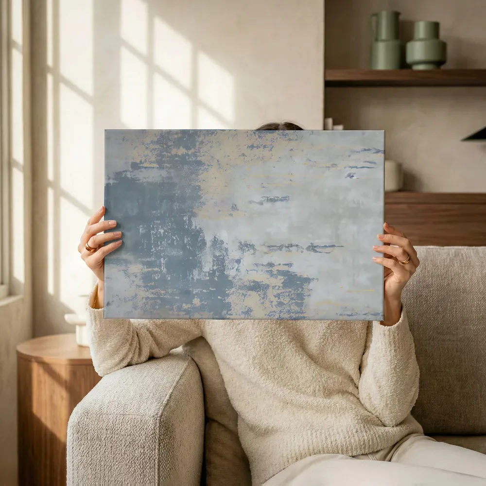 Sfeerimpressie: Atmosferische vlakken in blauwgrijs en beige terwijl het omhoog wordt gehouden