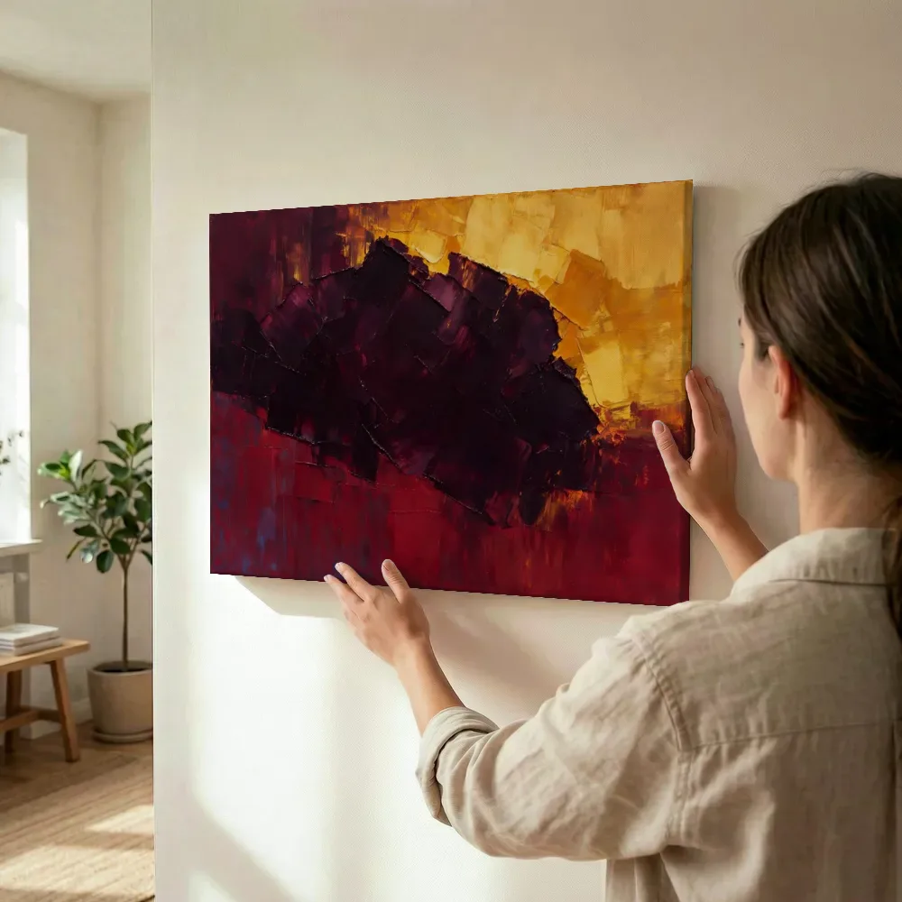 Sfeerimpressie: Aubergine en goud als massief blok terwijl het wordt opgehangen