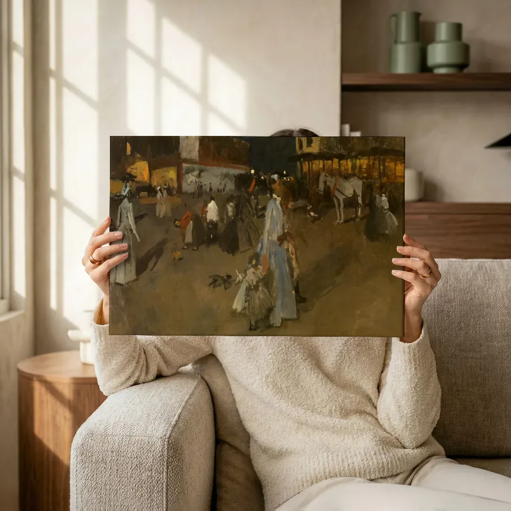 Sfeerimpressie: Avond op de Dam in Amsterdam van George Hendrik Breitner terwijl het omhoog wordt gehouden