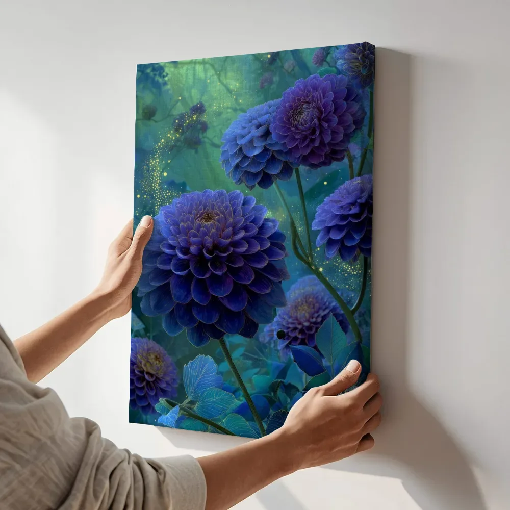 Sfeerimpressie: Azuurblauwe dahlia's in de sprookjestuin terwijl het aan de muur wordt gehangen