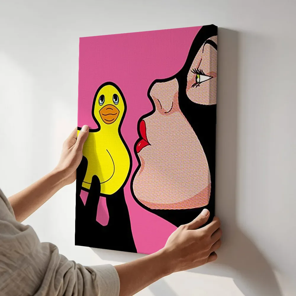 Sfeerimpressie: Badeendje en kus pop art terwijl het aan de muur wordt gehangen