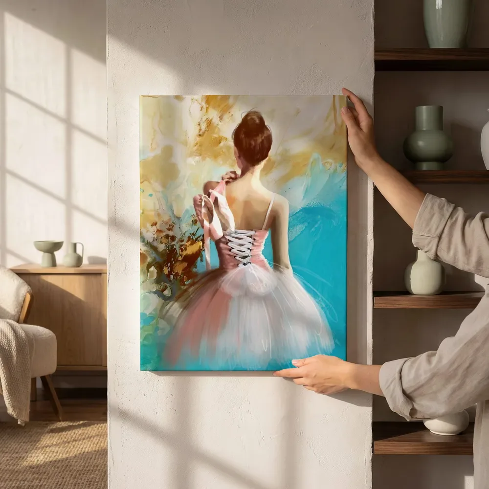Sfeerimpressie: Ballerina in goud en turquoise naast de kast