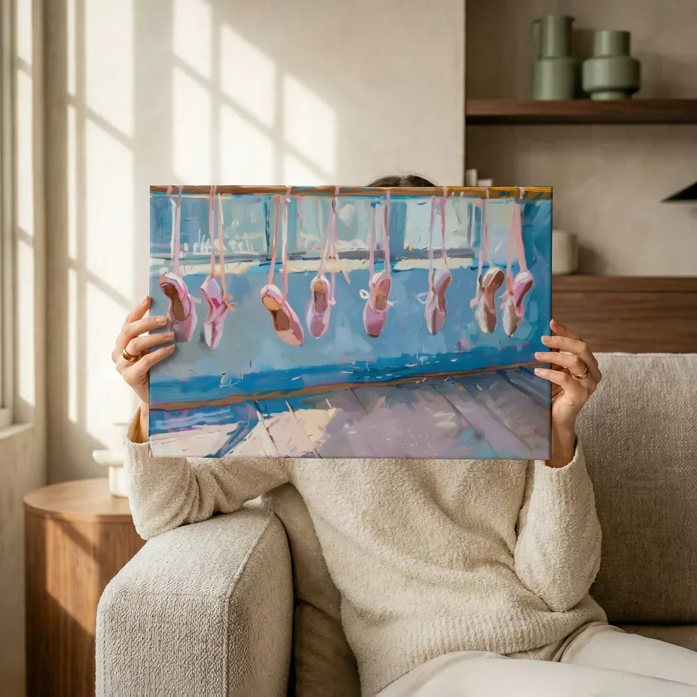 Sfeerimpressie: Balletschoenen in roze en blauw terwijl het omhoog wordt gehouden