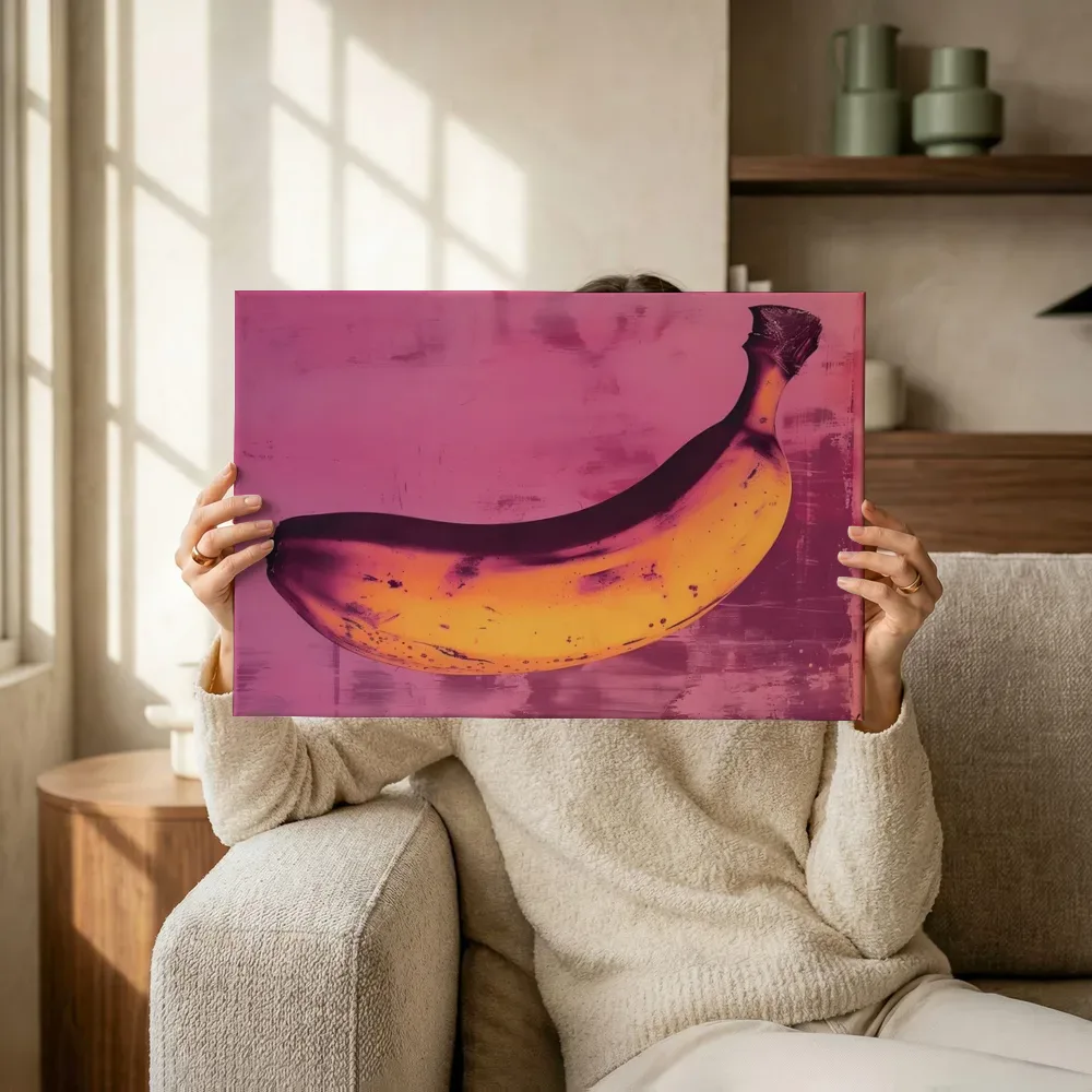Sfeerimpressie: Banaan op roze achtergrond terwijl het omhoog wordt gehouden