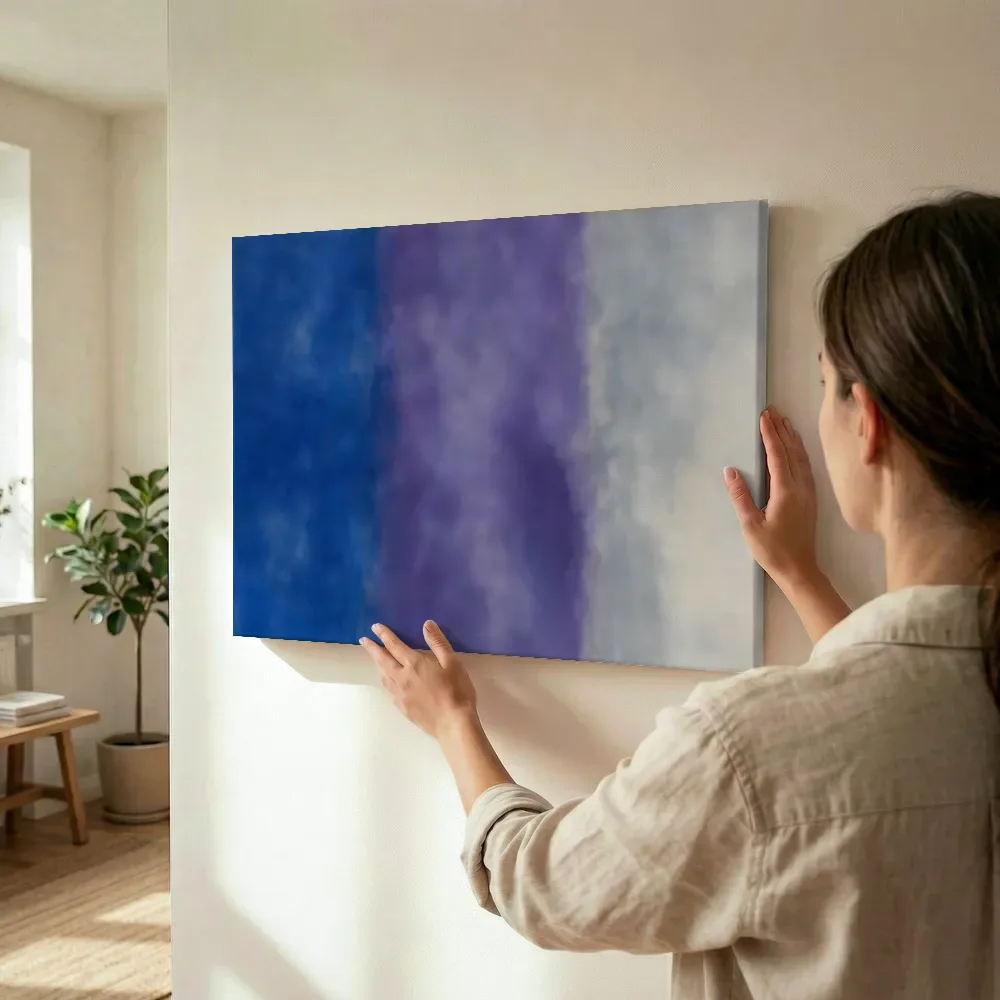 Sfeerimpressie: Banen in diep kobalt en violet terwijl het wordt opgehangen