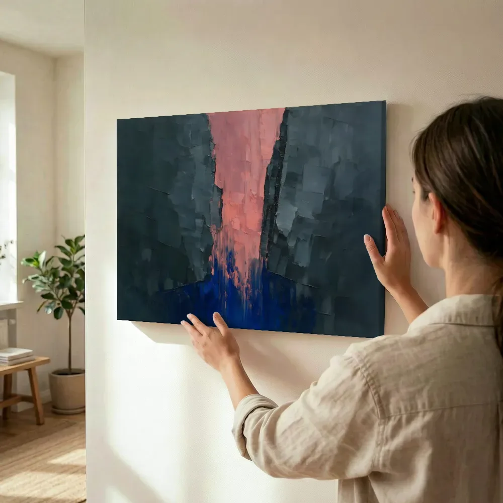 Sfeerimpressie: Basaltgrijs en rosé met lichtspleet terwijl het wordt opgehangen