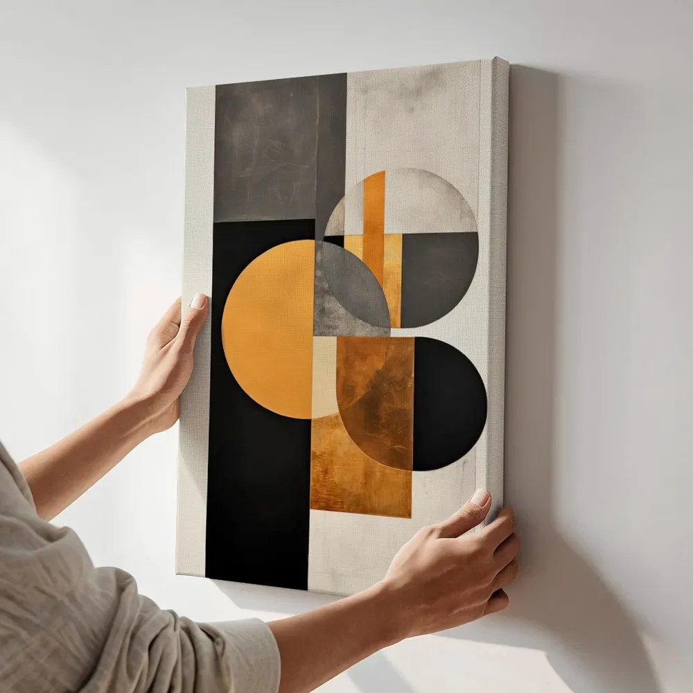Sfeerimpressie: Bauhaus cirkelcompositie in oker terwijl het aan de muur wordt gehangen