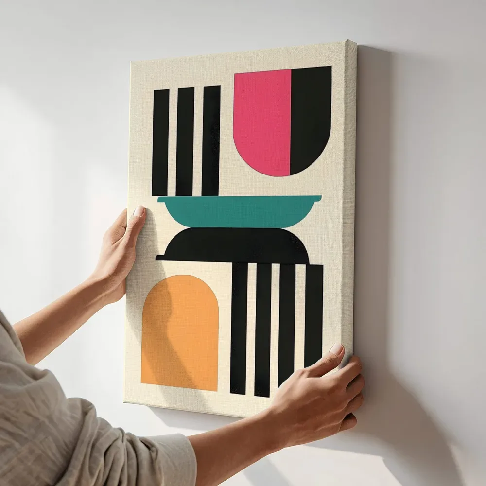 Sfeerimpressie: Bauhaus compositie in roze, teal en zwart terwijl het aan de muur wordt gehangen
